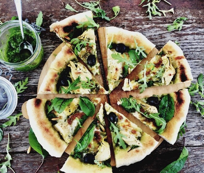 Pizza s pestom i artičokama
