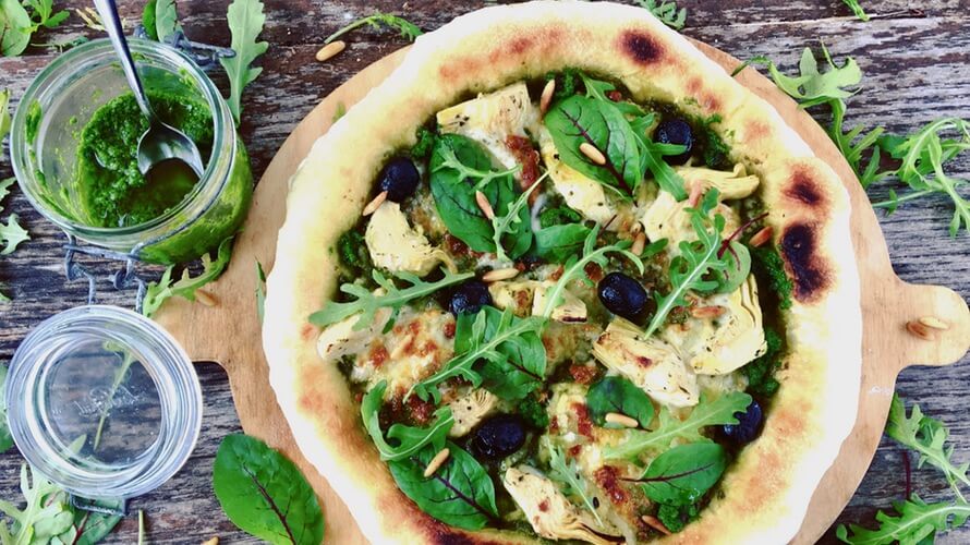 Pizza s pestom i artičokama