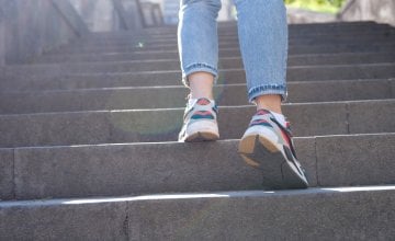 svakodnevno penjanje uz 50 stepenica, otprilike na 5. kat zgrade, povezano s 20 % manjim rizikom od razvoja kardiovaskularnih bolesti
