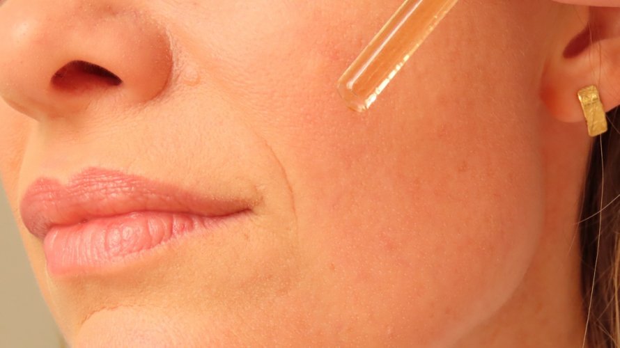 vitamin c neutralizira slobodne radikale, posvjetljuje tamne mrlje i potiče proizvodnju kolagena